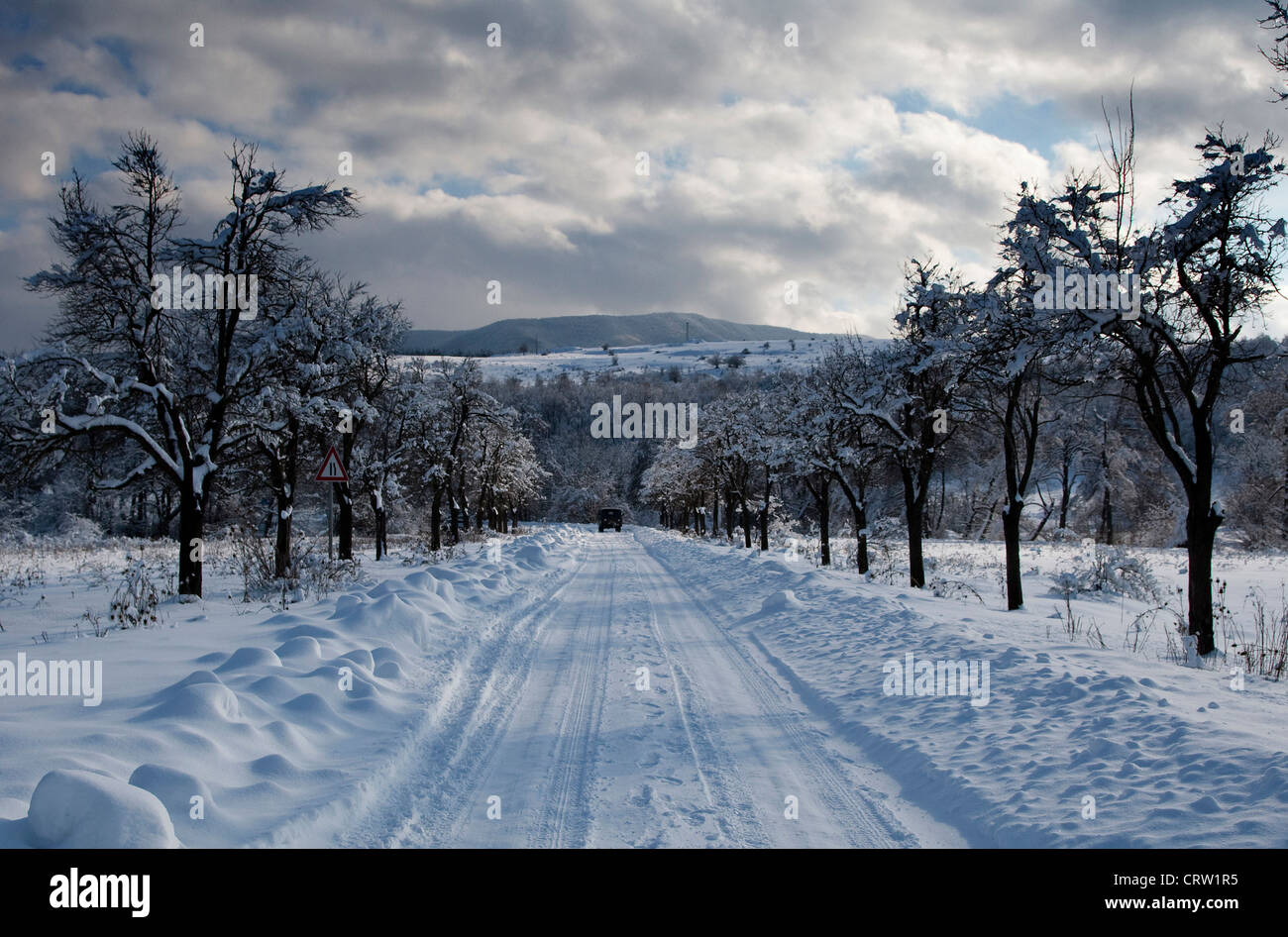 Carrello distanti su strade coperte di neve road Foto Stock