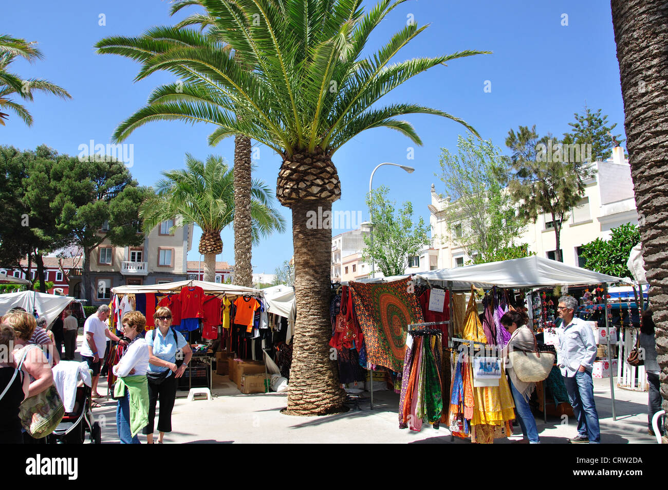 Open-air sabato mercato di artigianato, Plaza Explanada, Mahon Minorca, Isole Baleari, Spagna Foto Stock
