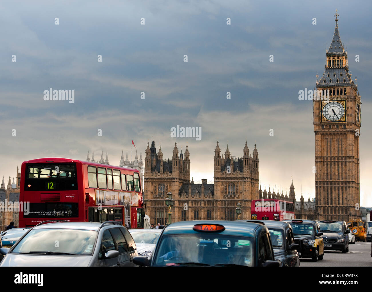 Le case del Parlamento come sen dal lato sud di Westminster Bridge ln la lafternoon con Londra taxi e bus nel traffico Foto Stock