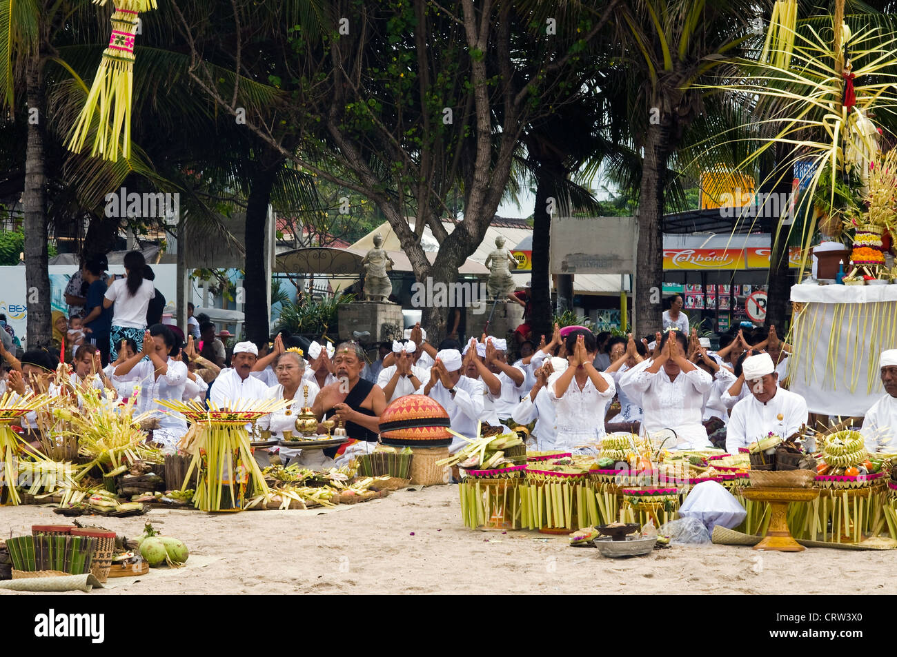 Cerimonie Balinesi sulla spiaggia Kuta Bali, Indonesia Foto Stock