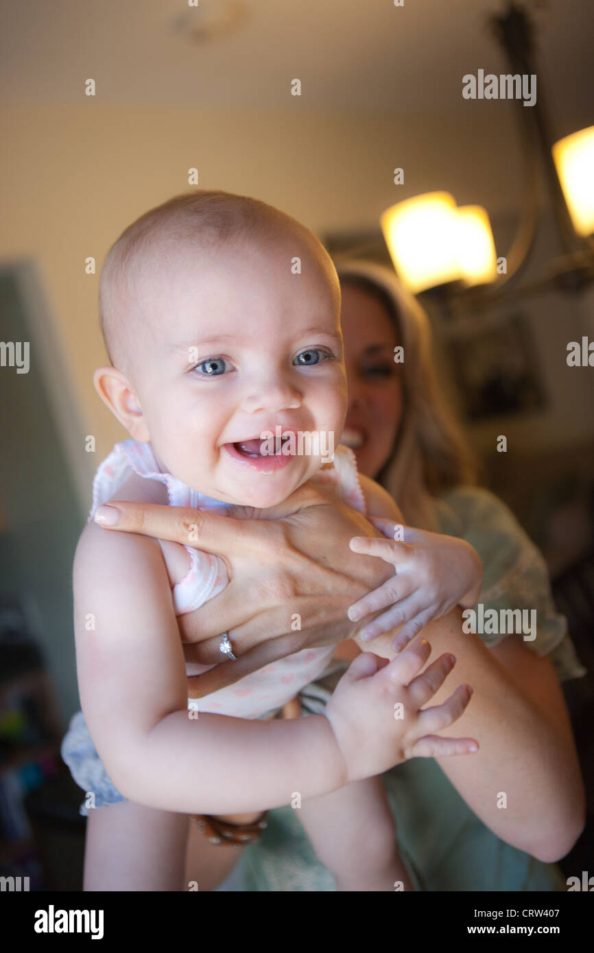 Mom azienda Happy Baby girl, i sei mesi di età. Foto Stock