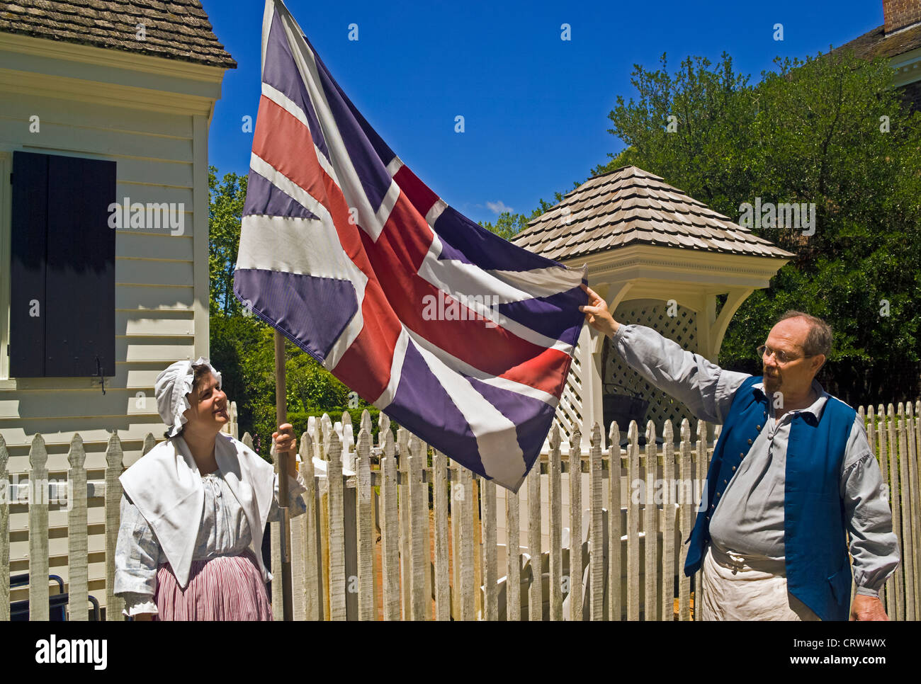 Una bandiera britannica come quella che ha sorvolato la città capitale della Virginia, Stati Uniti d'America, ai primi del settecento è visualizzato alla storica Williamsburg coloniale. Foto Stock