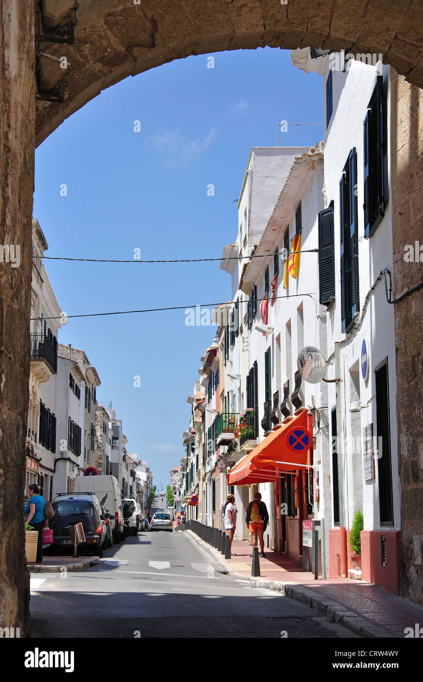 Visualizzare attraverso la vecchia porta della città, Carrer de Sant Roc, Mahón Menorca, isole Baleari, Spagna Foto Stock