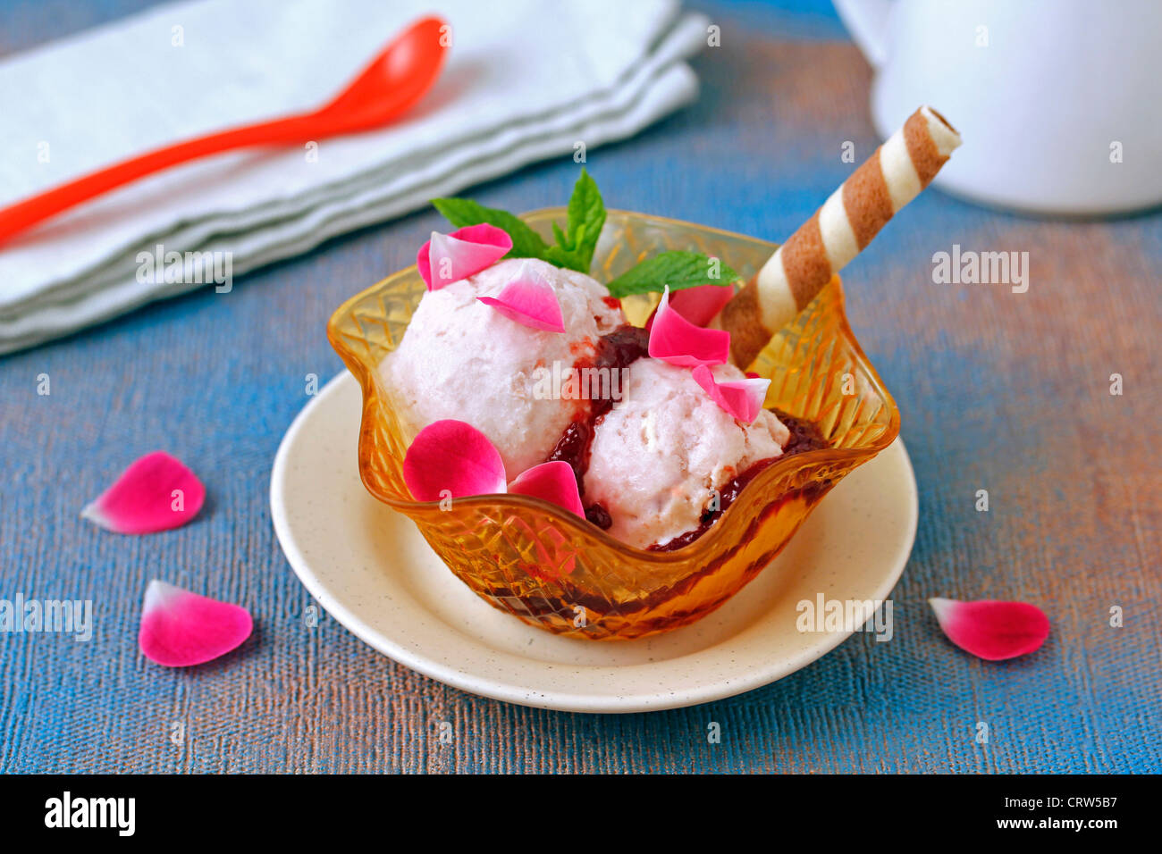 Gelato di rose e bacche rosse marmellata. Ricetta disponibile Foto Stock
