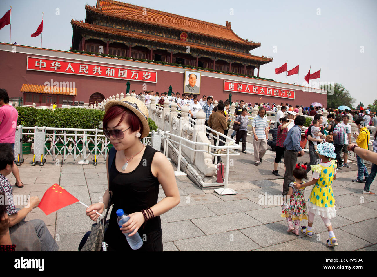 I turisti cinesi al cancello celeste di pace, vicino il ritratto del Presidente Mao Zedong in piazza Tiananmen, Pechino. Foto Stock