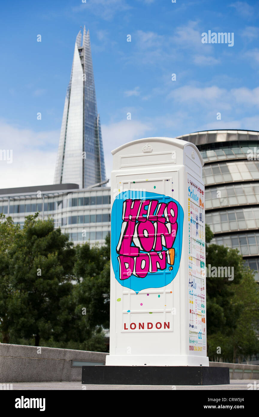 BT Artbox 'Welcome to London' , con il Coccio in background. Più Londra Riverside. Inghilterra Foto Stock