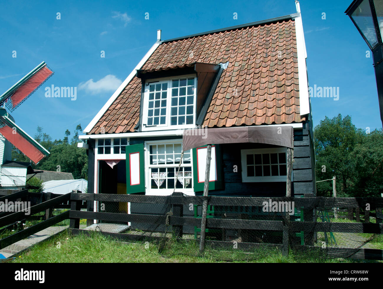 Old Dutch casa in legno nel museo a cielo aperto in Olanda Foto Stock