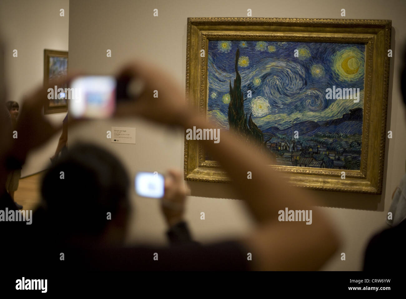 I visitatori di New York il Museo di Arte Moderna (MOMA) prendere le fotografie di notte stellata di Vincent van Gogh Foto Stock