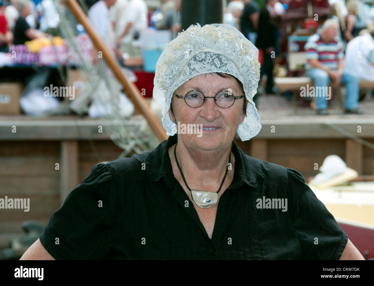 La donna nel tipico costume olandese Foto Stock