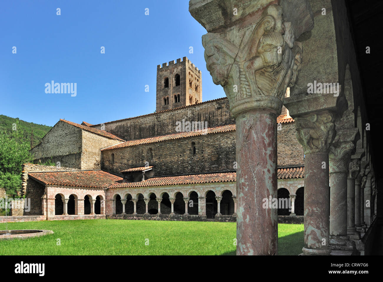 Capitale in marmo rosa del chiostro a Saint-Michel-de-Cuxa Abbazia Abbazia Benedettina a Codalet, Pirenei, Francia Foto Stock