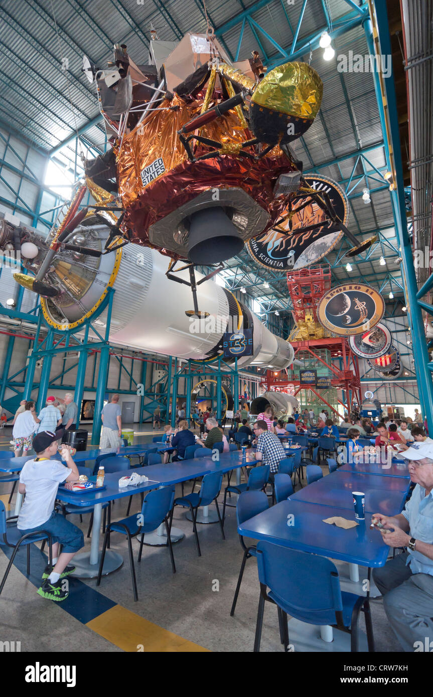 Il Centro Spaziale Kennedy sull'Isola Merritt Florida all'interno dell'Apollo/Saturn V Center il modulo lunare si libra sul Moon Rock Cafe Foto Stock