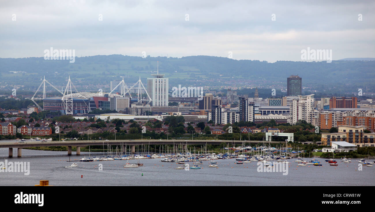 Il Millennium Stadium, la A4232 strada nella Baia di Cardiff come visto da Penarth, Galles del Sud Foto Stock