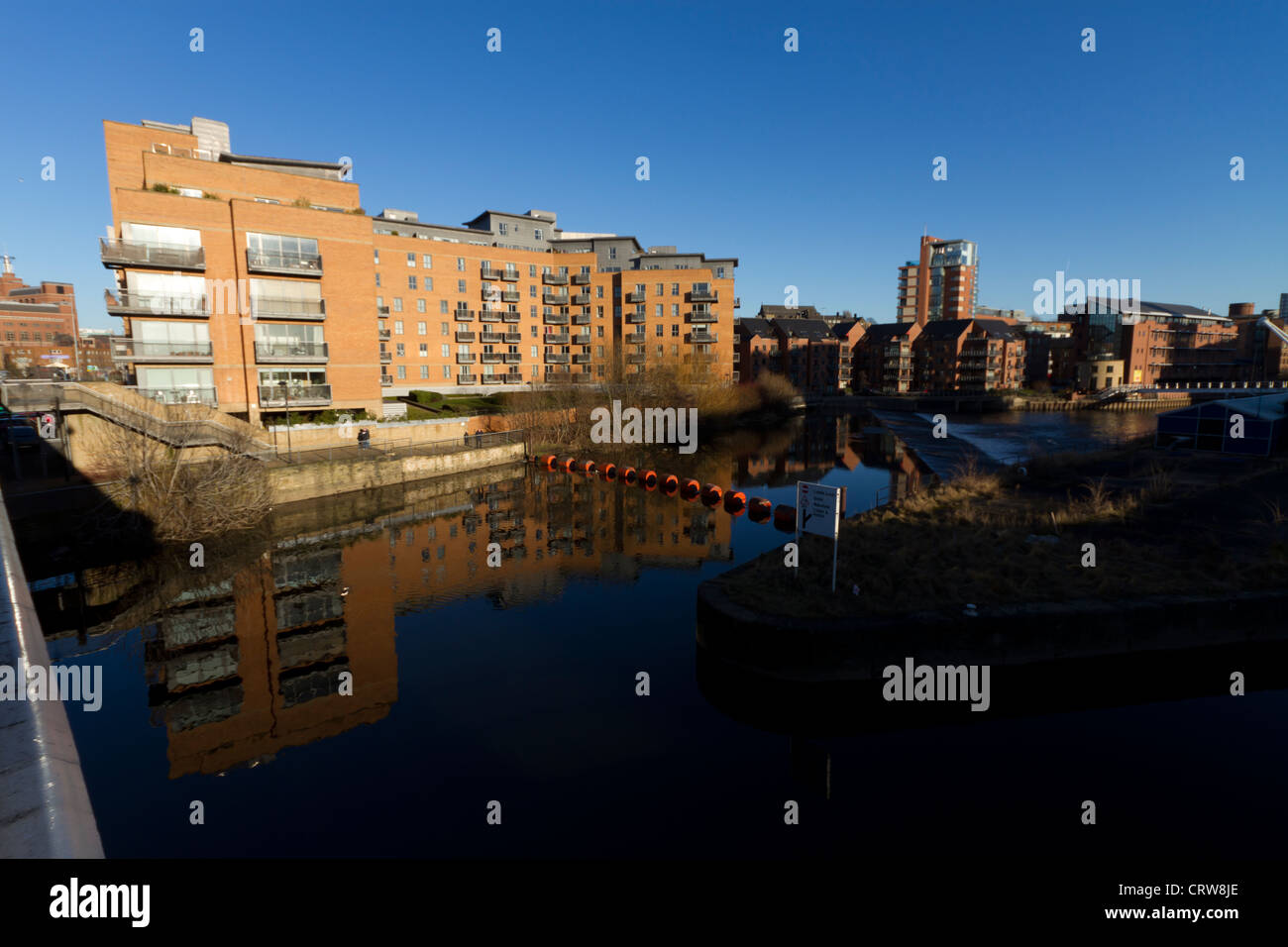 Vista del blocco residenziale affacciato sul fiume Aire da Crown Point Bridge, Leeds. Foto Stock