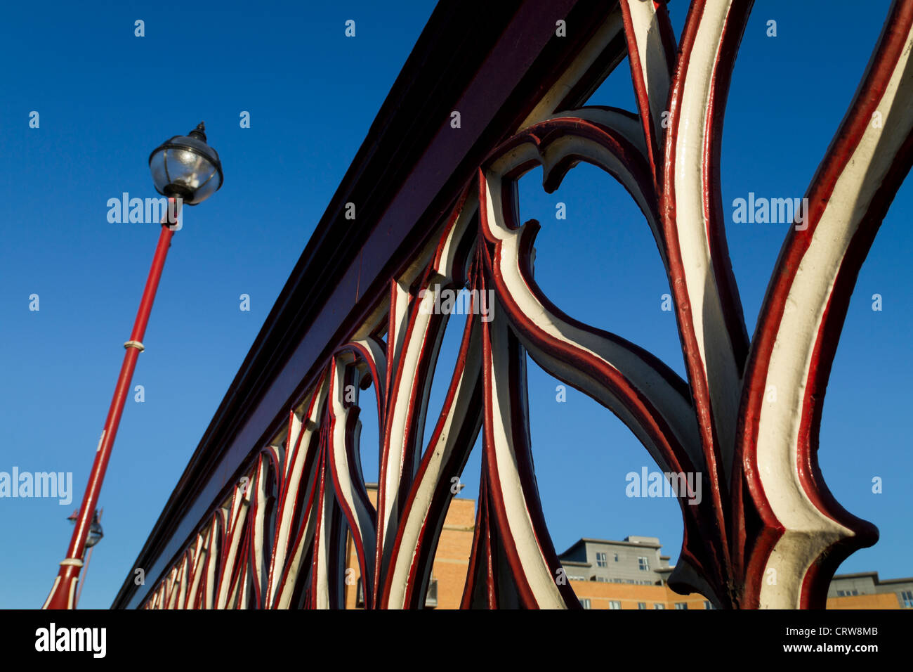 La vernice rossa lavoro e lampada posta sul punto di corona, ponte di Leeds. Foto Stock