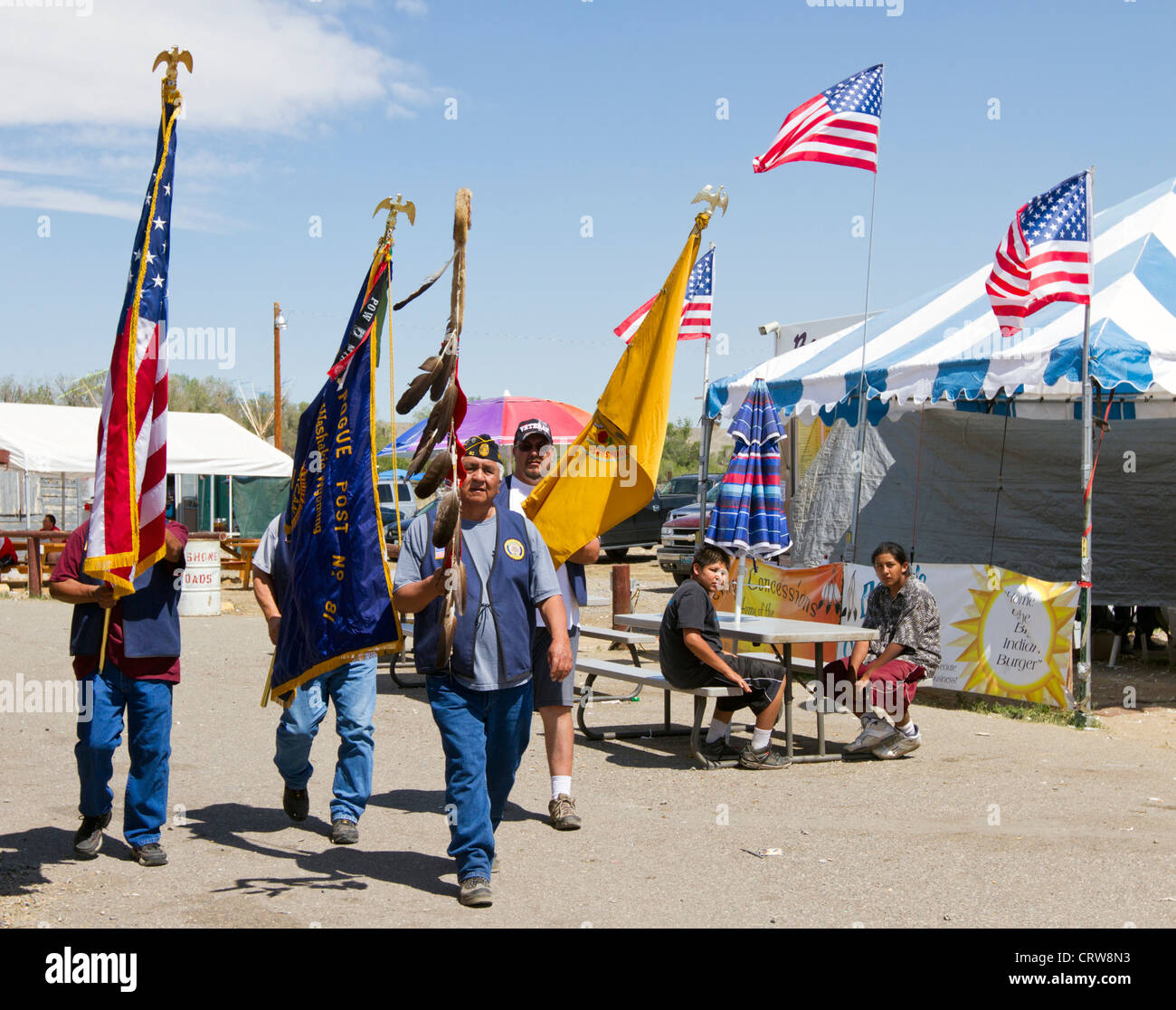 Fort Washakie, Wyoming - membri di un capitolo locale della legione americana di prendere parte alla parata durante i giorni di indiani. Foto Stock
