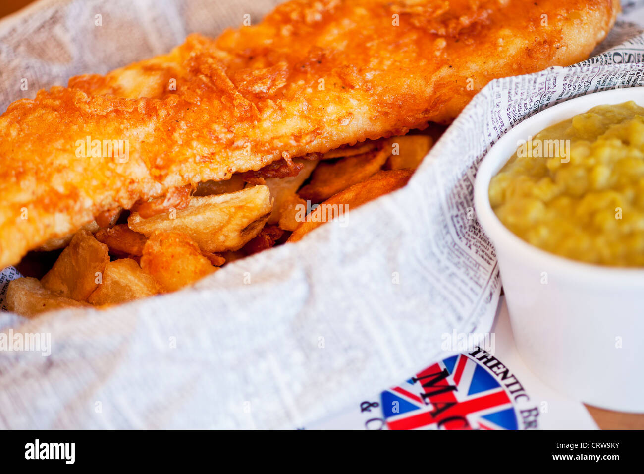 'La balena' pesce e due volte-cotto con chip fiacco piselli, Mac del pesce e del Chip Shop, Santa Barbara, California Foto Stock