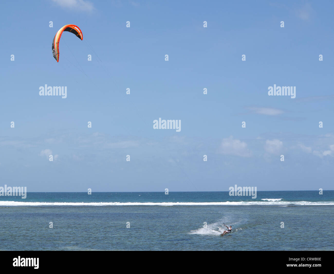 Tourist windsurf sulla spiaggia di Tiwi, sull Oceano Indiano costa, Kenya Foto Stock