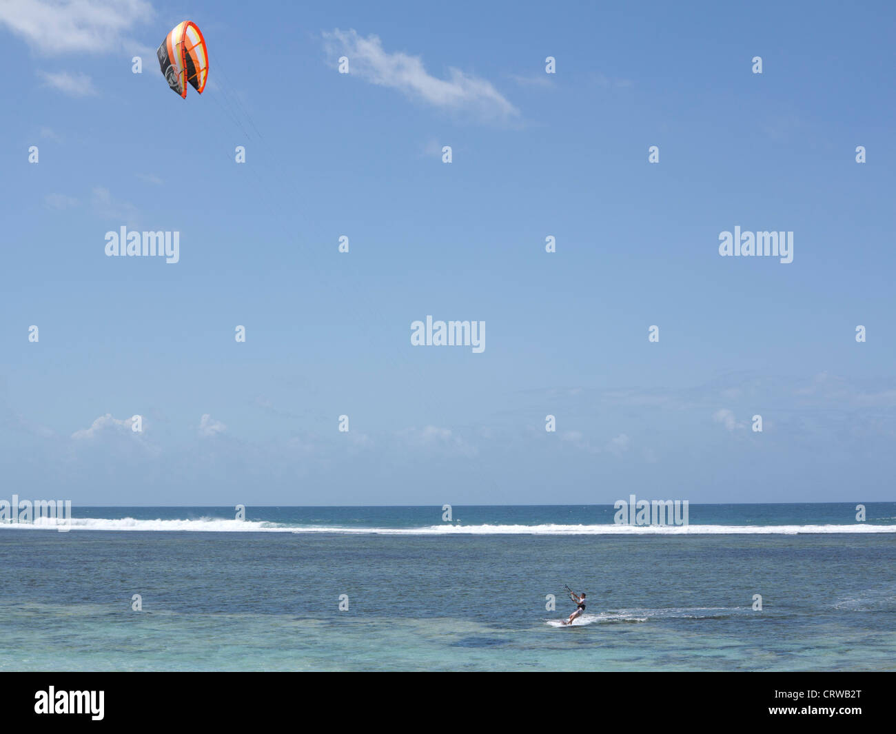 Tourist windsurf sulla spiaggia di Tiwi, sull Oceano Indiano costa, Kenya Foto Stock