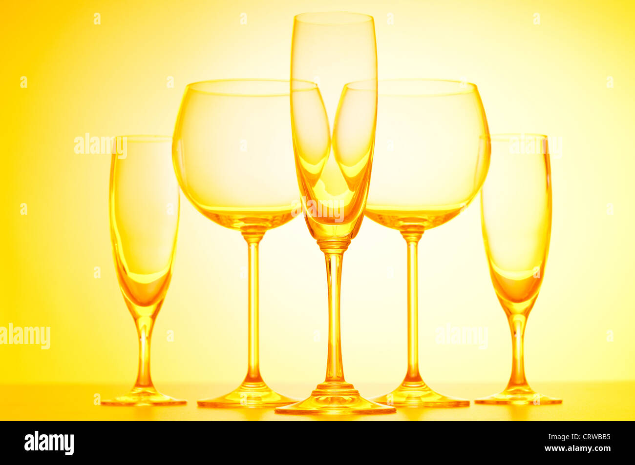 Bicchieri di vino contro il gradiente dello sfondo Foto Stock