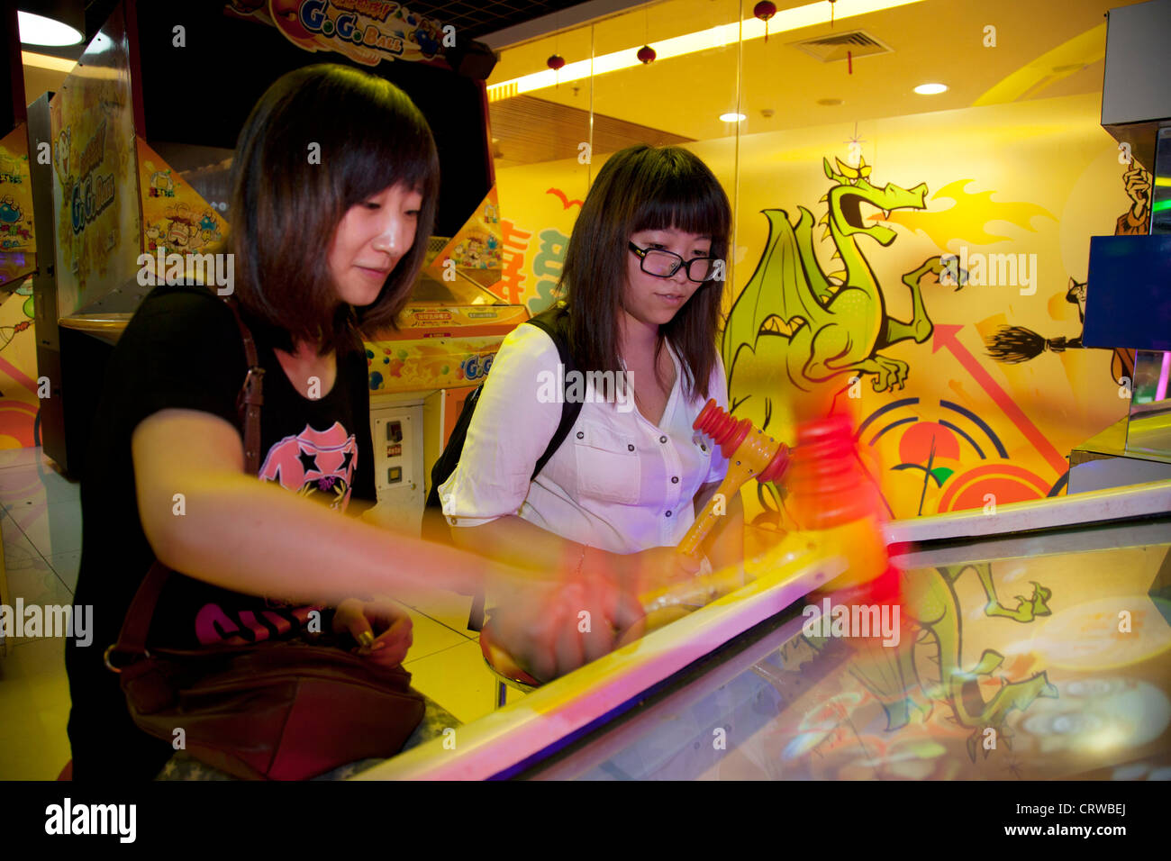 Giovani cinesi i giochi per computer in una sala giochi in gioia City  Shopping Mall, a Pechino Foto stock - Alamy