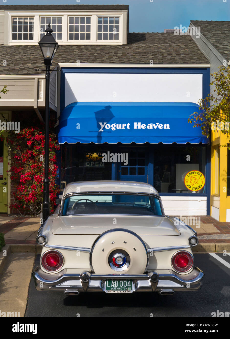 1950 Ford Fairlane Skyliner American classic automobile parcheggiata in Carmel California USA Foto Stock