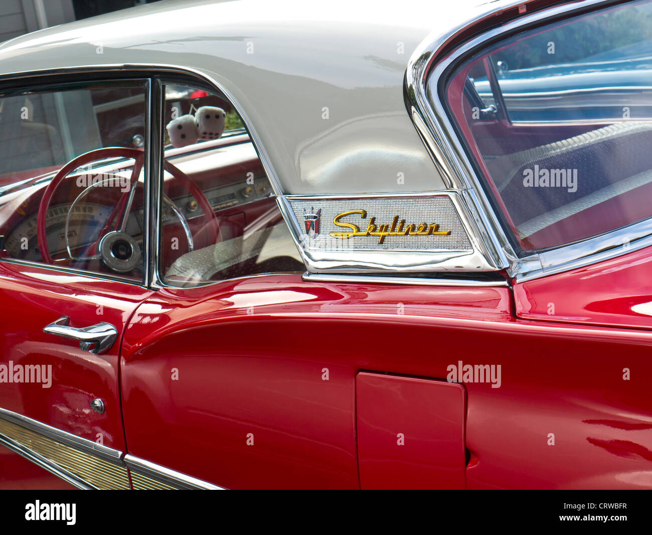 Dettagli su 1950 due lucida tono Ford Fairlane Skyliner American classic autovettura con pelliccia dadi nella finestra Foto Stock