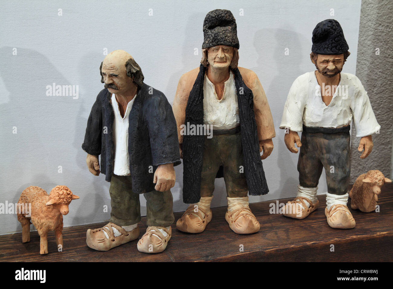 Fatte a mano statuette raffiguranti gli abitanti di un villaggio nel tradizionale abito rumeno visto presso un negozio di Sighisoara, Romania Foto Stock