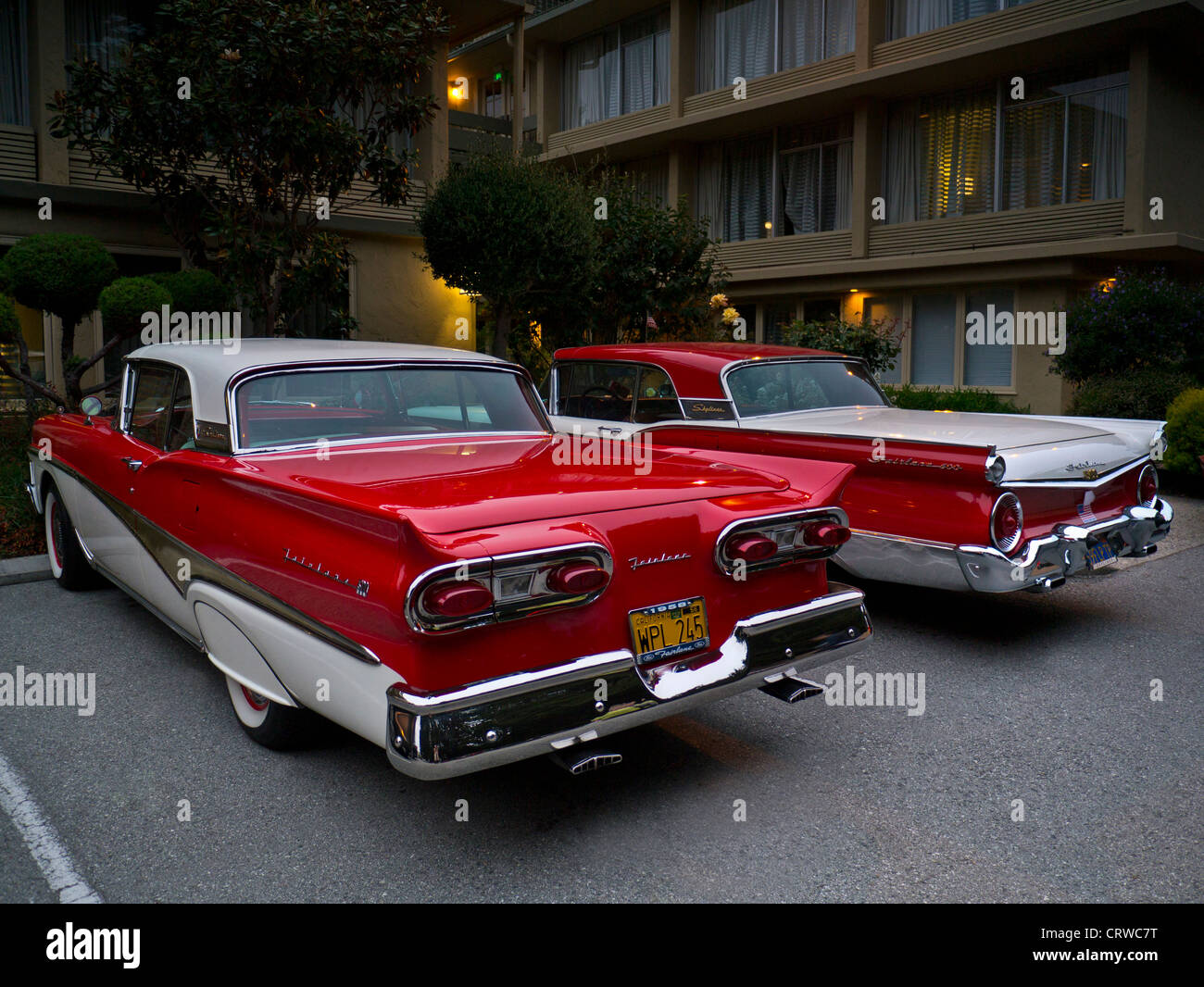 Due anni cinquanta in due toni di Ford Fairlane Skyliner American classic automobili parcheggiate a Carmel Mission Inn California USA Foto Stock