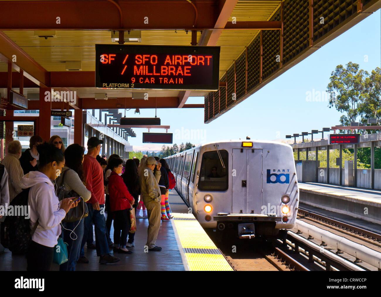 "BART" a Walnut Creek. Sistema unico della metropolitana 'Bay area Rapid Transit' che serve 104 miglia dell'area della baia di San Francisco, California, USA Foto Stock