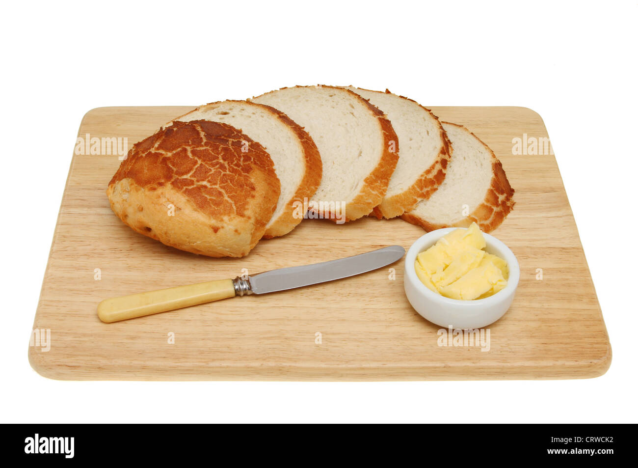 Strati di crosta di pane giraffa con la lama di un coltello e burro su una tavola di legno isolata contro bianco Foto Stock