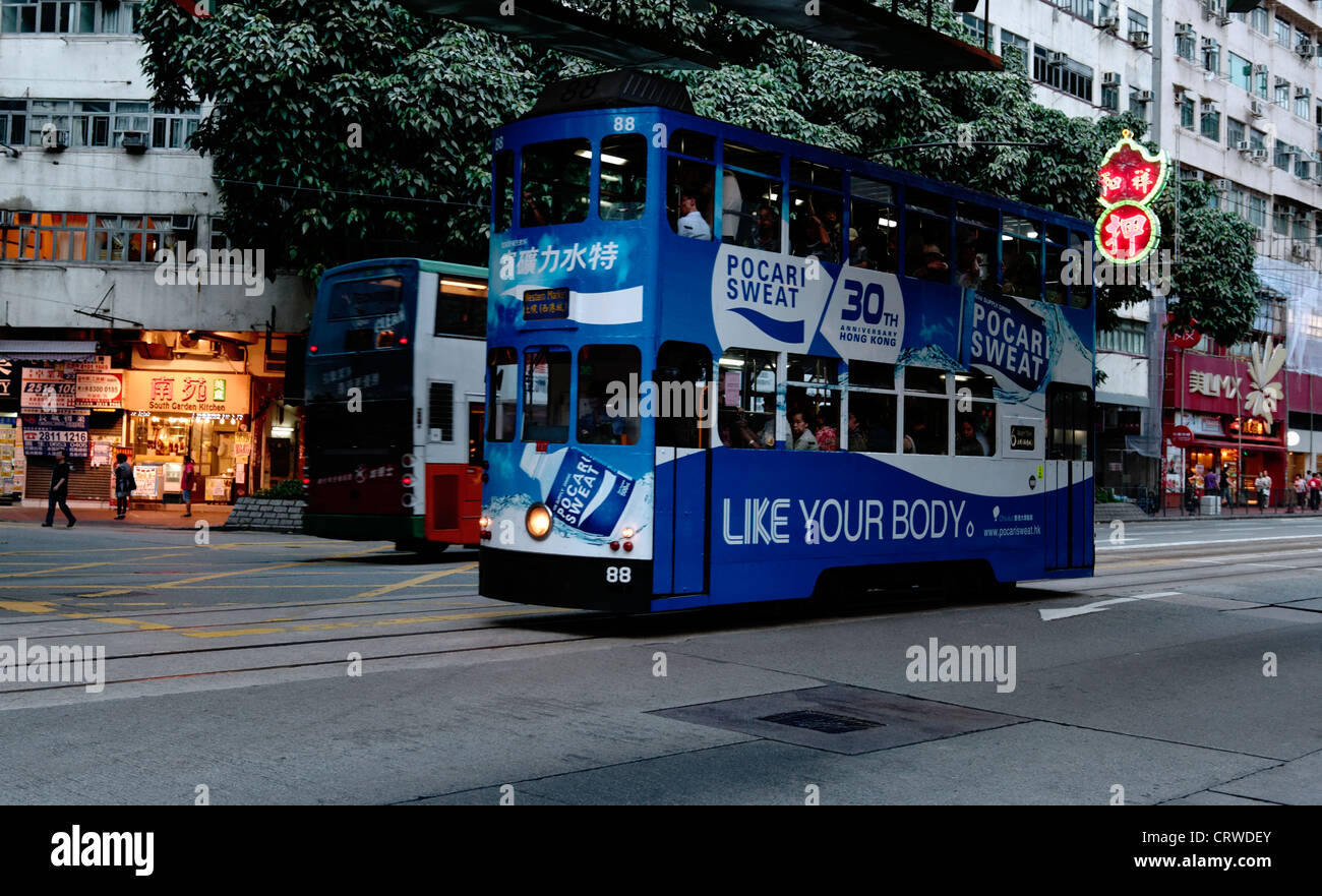 Hong Kong tram - una tradizionale forma di trasporto pubblico sull'isola. Foto Stock