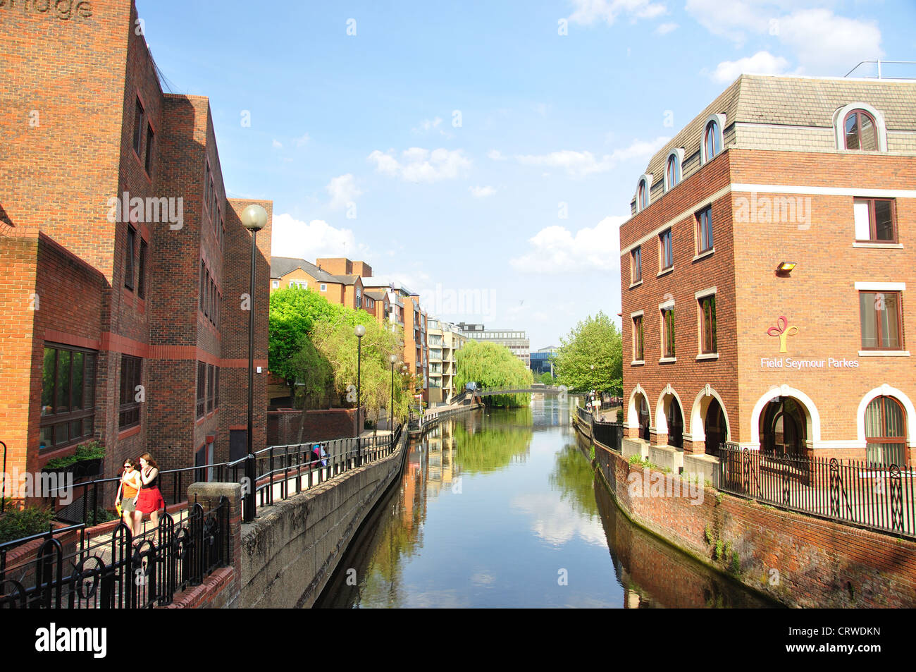 Moderno, Riverside Apartments, Kennet & Avon Canal, Reading, Berkshire, Inghilterra, Regno Unito Foto Stock