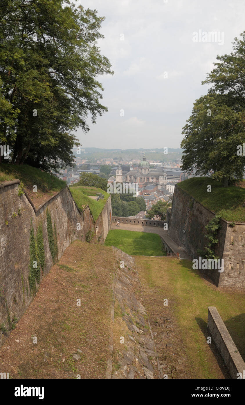 Vista verso la città di alcune delle fortificazioni della cittadella di Namur, in Vallonia, Belgio. Foto Stock