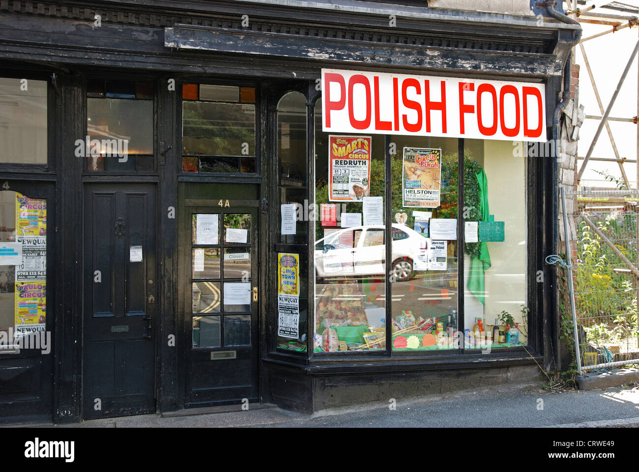 Un angolo shop in Redruth, Cornwall, pubblicità cibo polacco Foto Stock