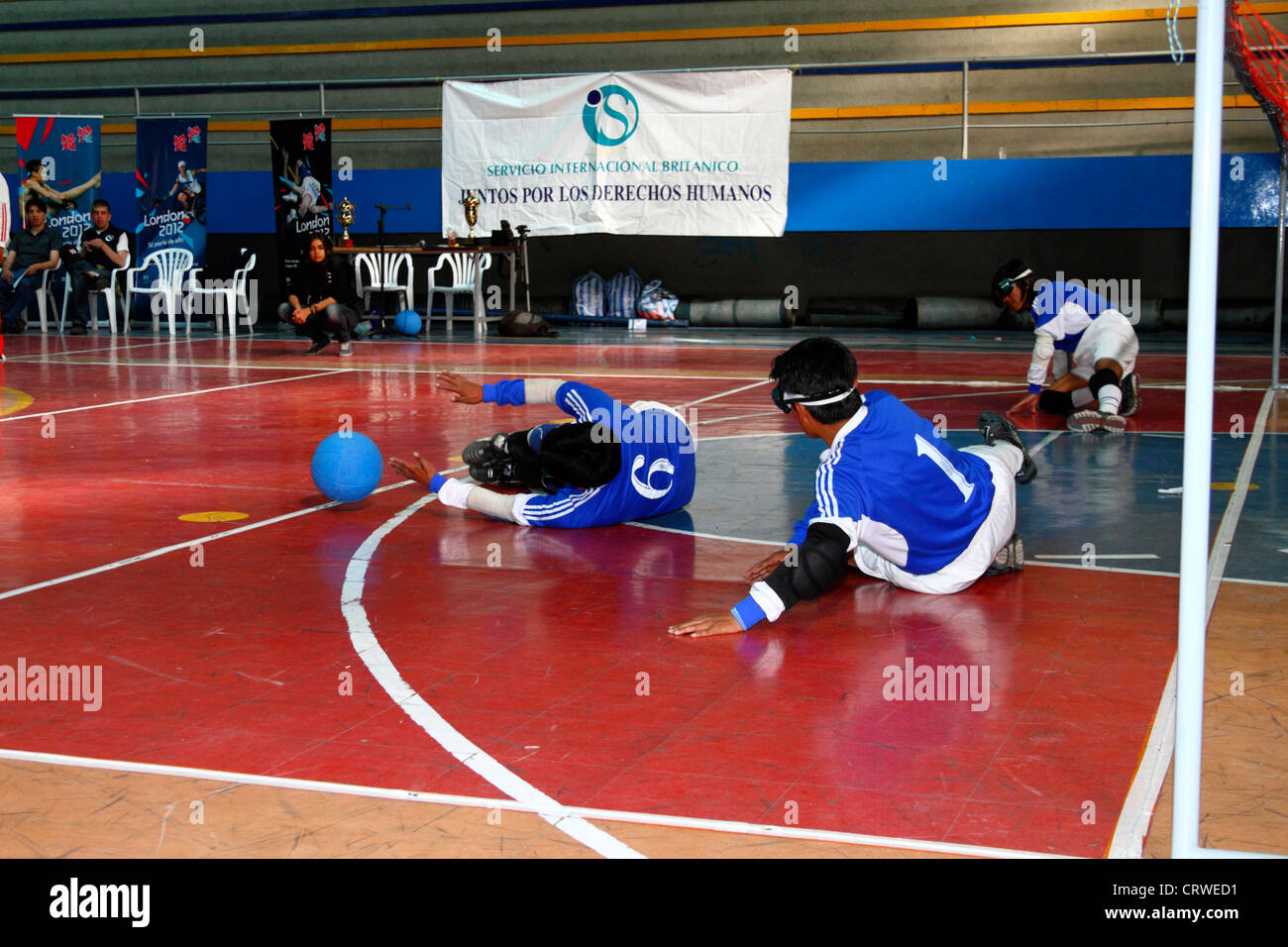 I giocatori tentano di salvare la palla durante una partita di goalball, La Paz , Bolivia. Foto Stock