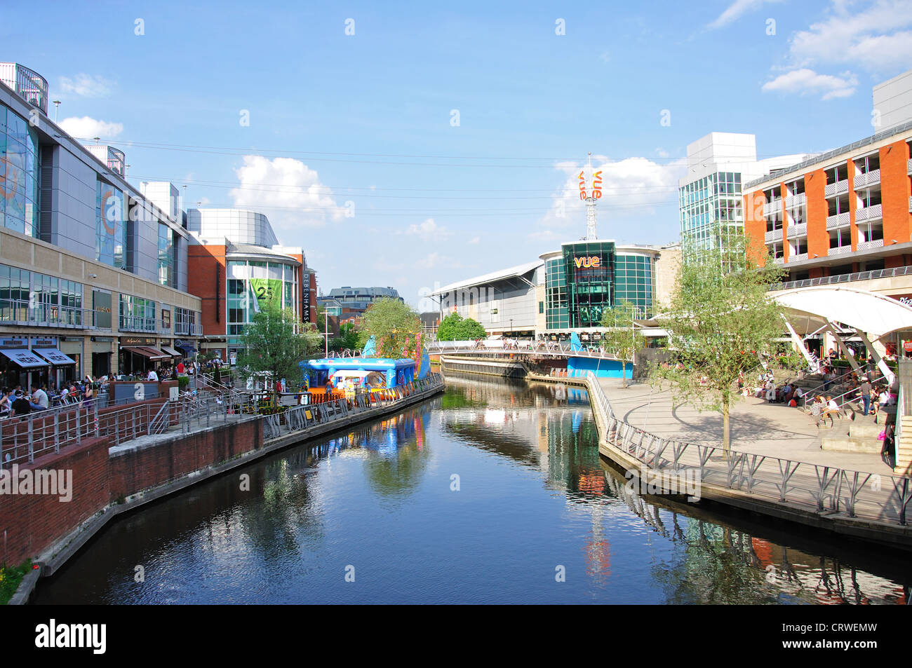 Il centro commerciale Oracle che mostra il fiume Kennet Reading, Berkshire, Inghilterra, Regno Unito Foto Stock