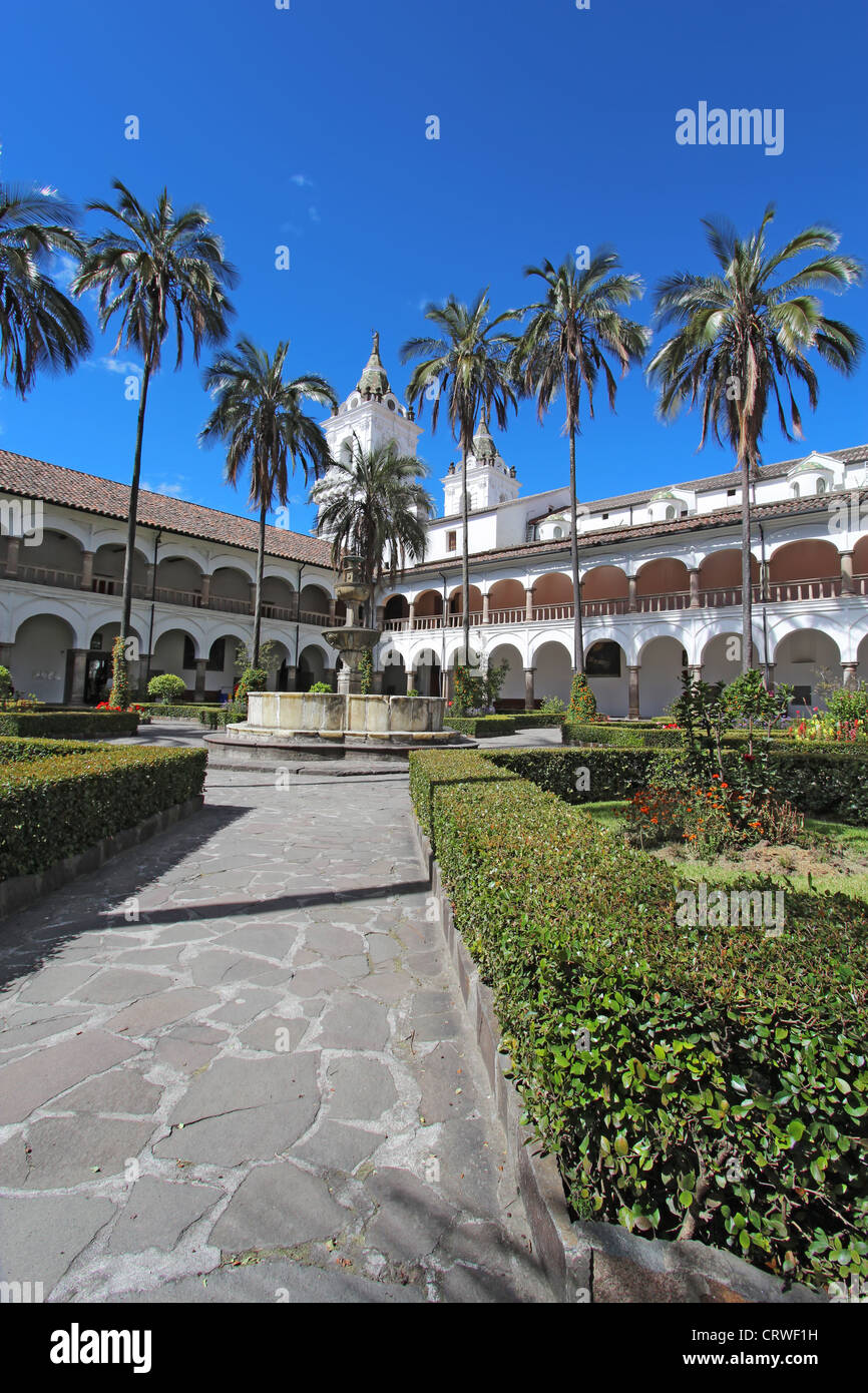 Giardini cortile, fontana e la cupola della chiesa e del convento di San Francisco di Quito, Ecuador Foto Stock