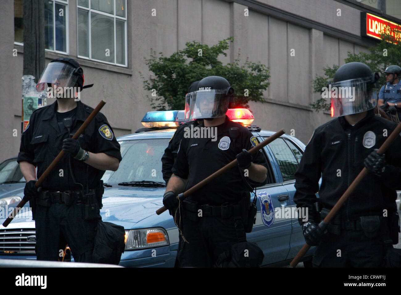 Seattle poliziotti antisommossa a dimostrazione. Foto Stock