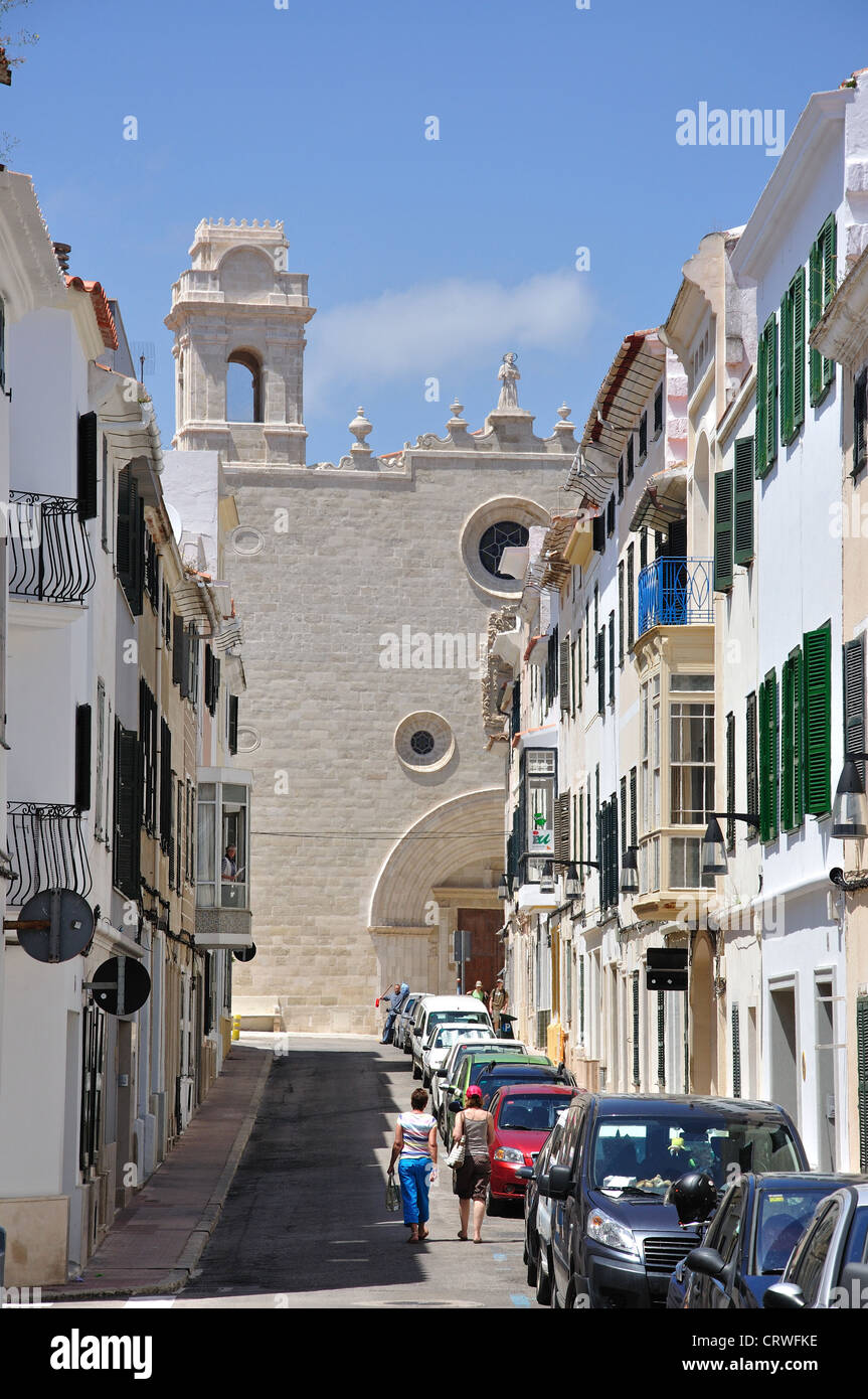 Strada stretta nella Città Vecchia che mostra Chiesa Santa Maria, Mahón Menorca, isole Baleari, Spagna Foto Stock