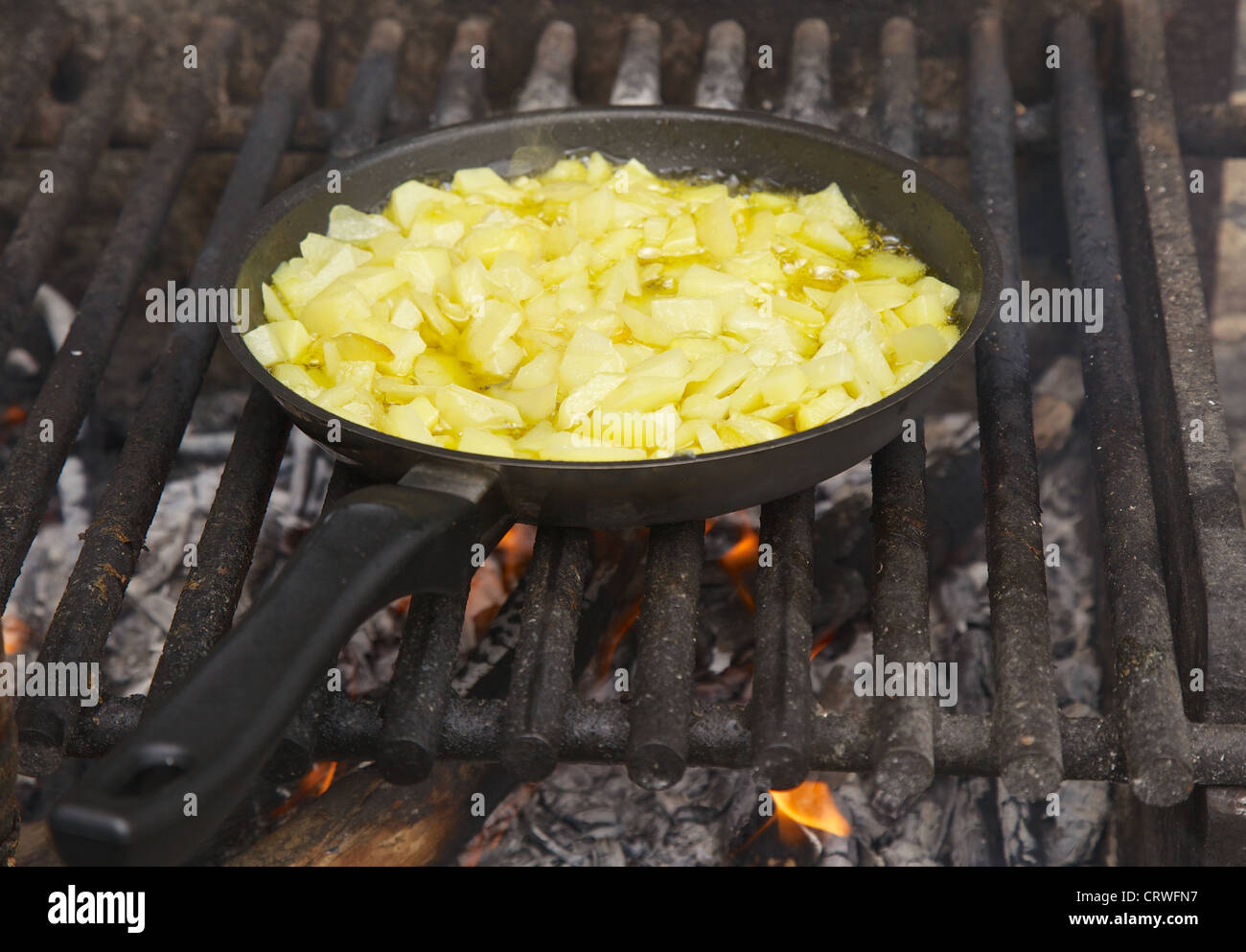 Rendendo un spagnolo tortilla de patata Foto Stock