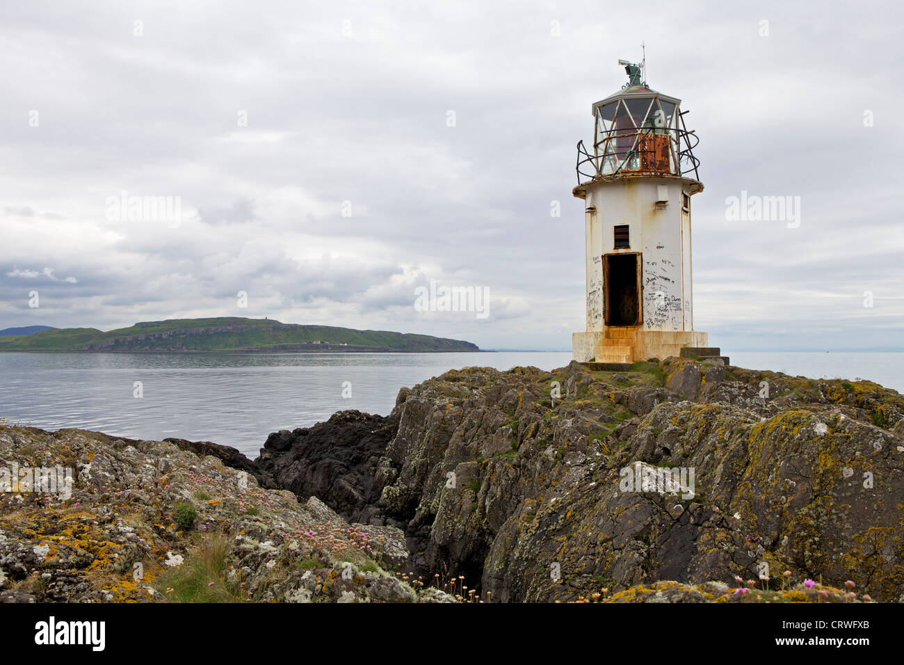 Faro di Rubh' un Eun sull'Isle of Bute. Little Cumbrae island è al di là di Foto Stock