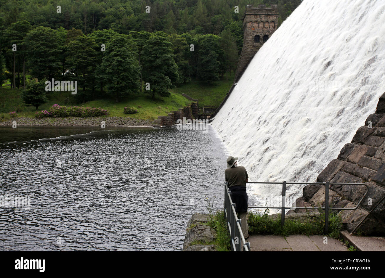 Escursionista presso la base del serbatoio Derwent parete Dam Foto Stock