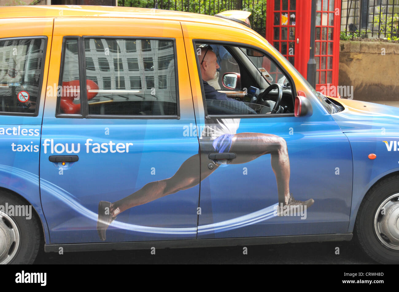 Black Cab tassista in esecuzione taxi scherzo eseguire gambe lazy fat man Foto Stock