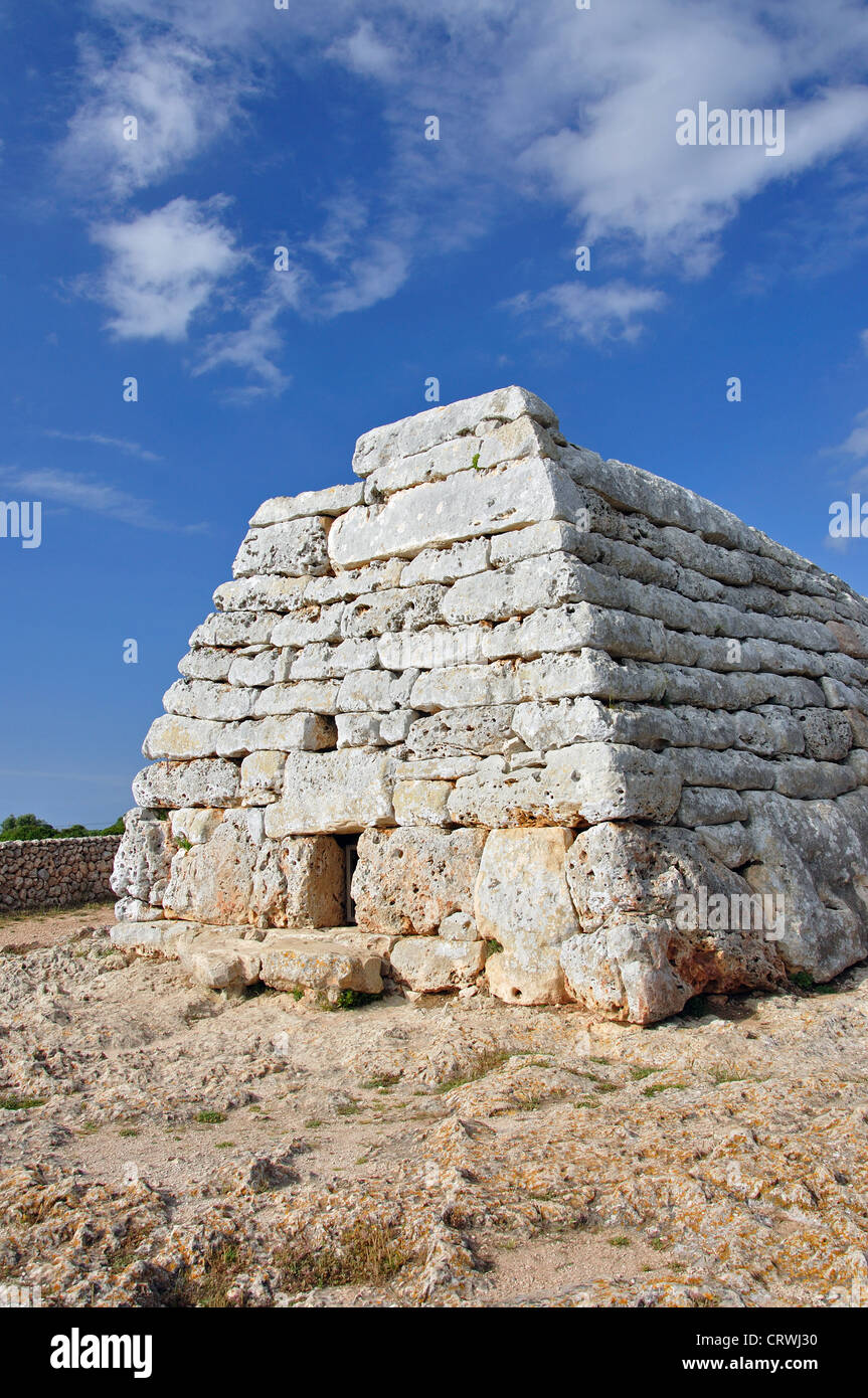 Naveta des Tudons preistorica costruzione funeraria, vicino a Ciutadella, Menorca, isole Baleari, Spagna Foto Stock