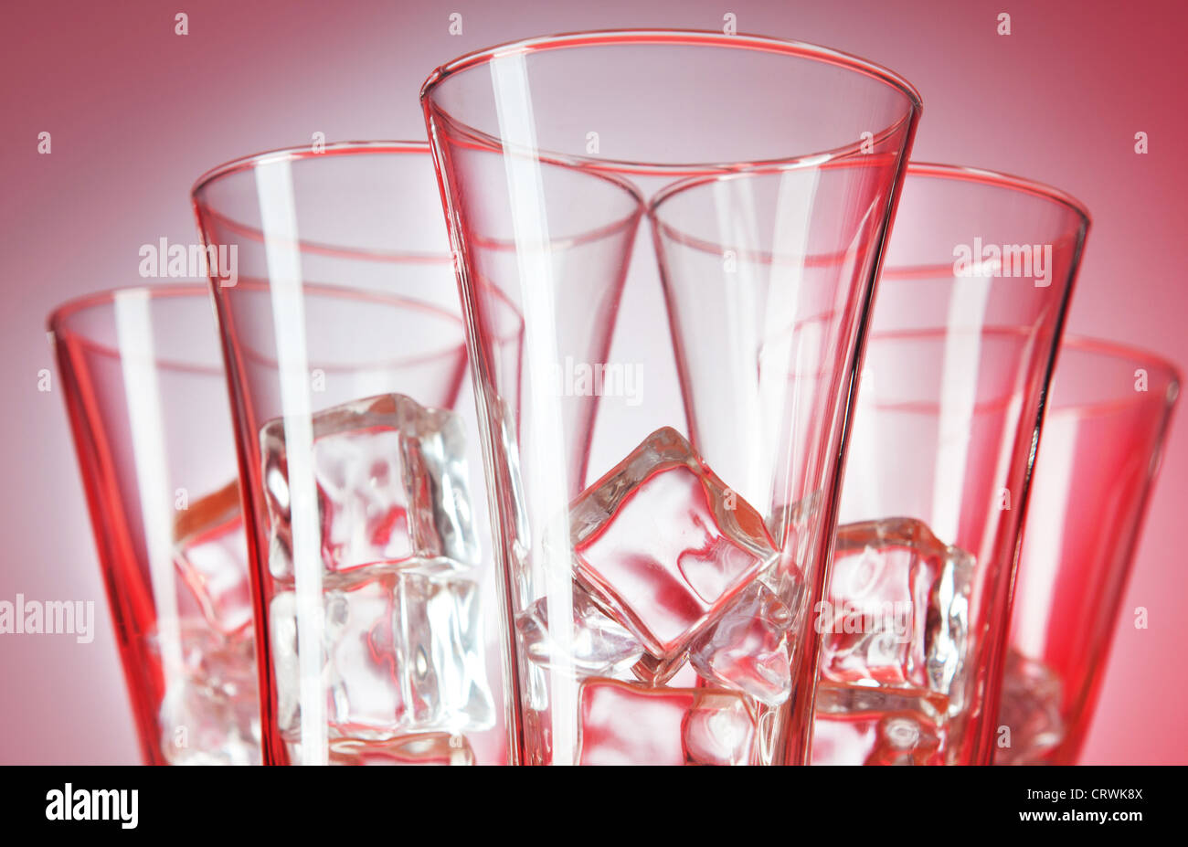 Bicchieri di acqua contro gradiente dello sfondo Foto Stock