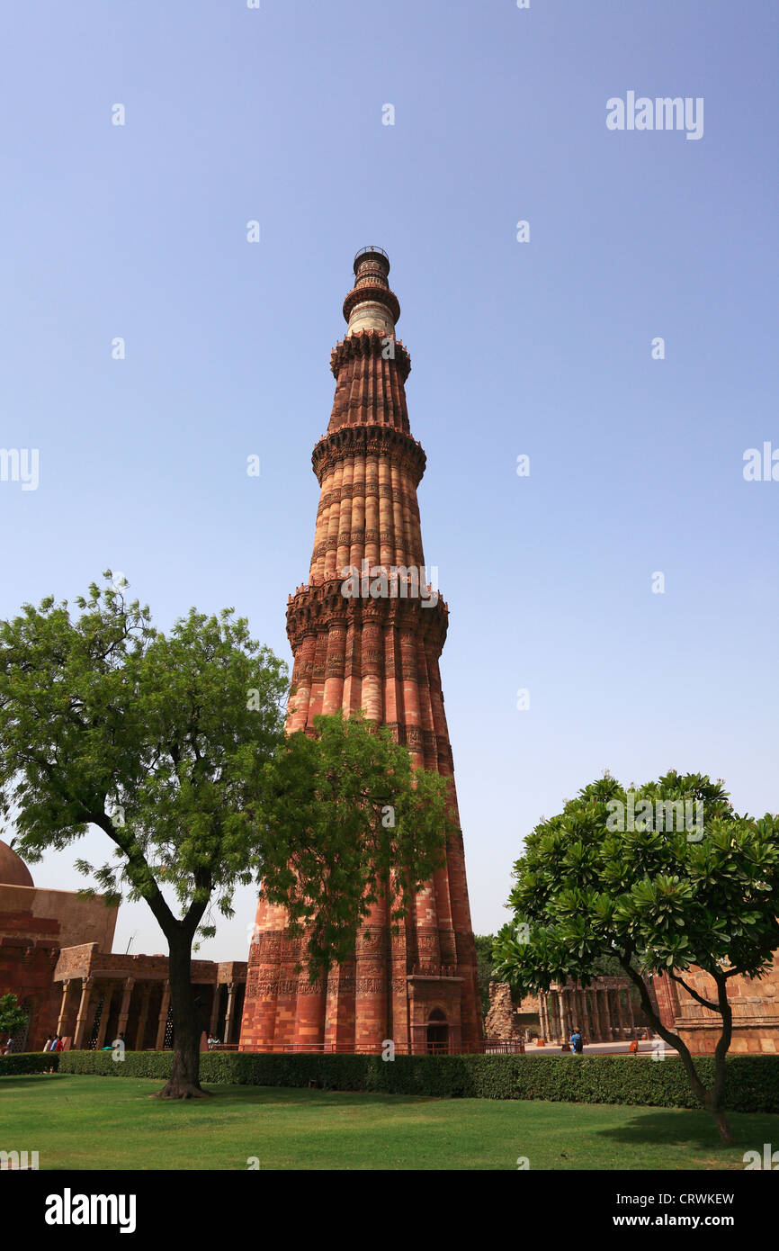 Qutab Minar, il Sito Patrimonio Mondiale dell'UNESCO, il Qutab Minar è tra i più alti in arenaria rossa torre in India. Foto Stock