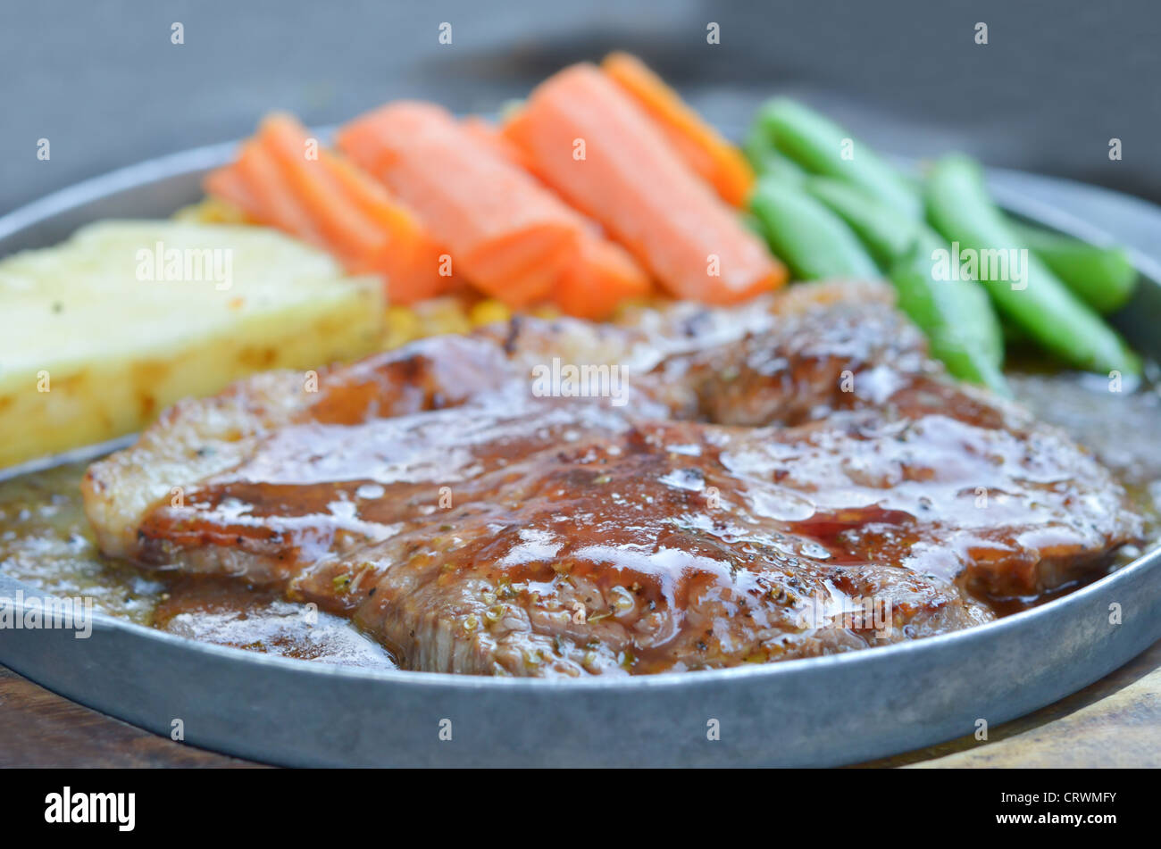 Lombata di carne di manzo con salsa di pomodoro e verdure Foto Stock