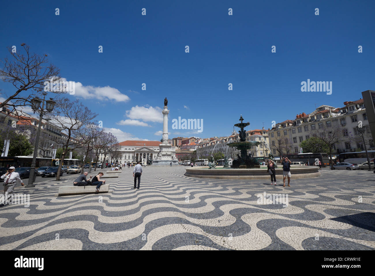 Piazza Rossio (Praca do Rossio) a Lisbona, Portogallo, con Pedro re statua Foto Stock