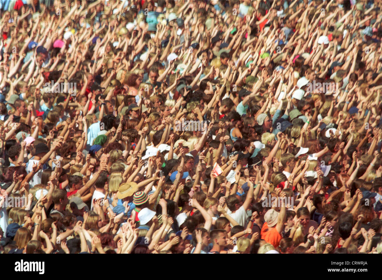 Una folla mentre celebrava su un open air event Foto Stock