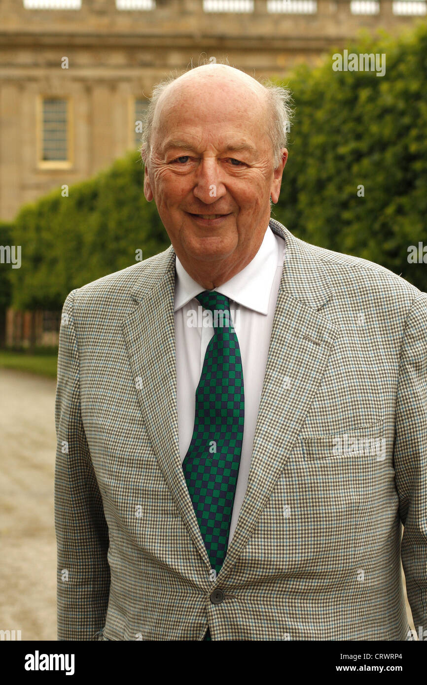 Peregrine Cavendish,XII Duca di Devonshire su South Lawn contro il fondale di facciata a sud di Chatsworth House, Derbyshire, Regno Unito Foto Stock